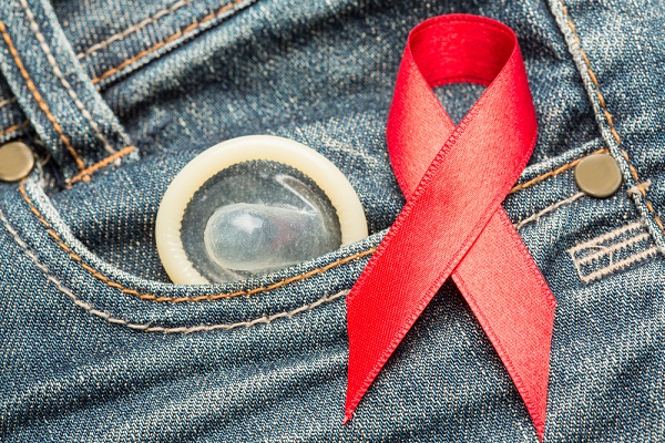 simbolo-aids-e-preservativo-su-taschino-jeans
