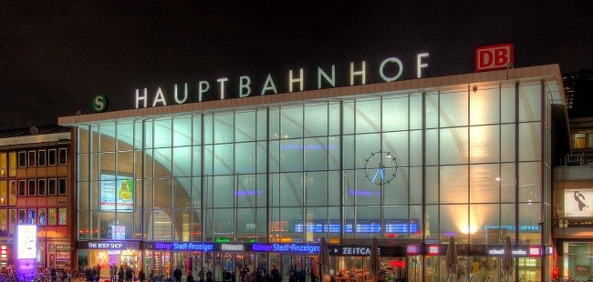 Hauptbahnhof Koeln - Empfangshalle bei Nacht