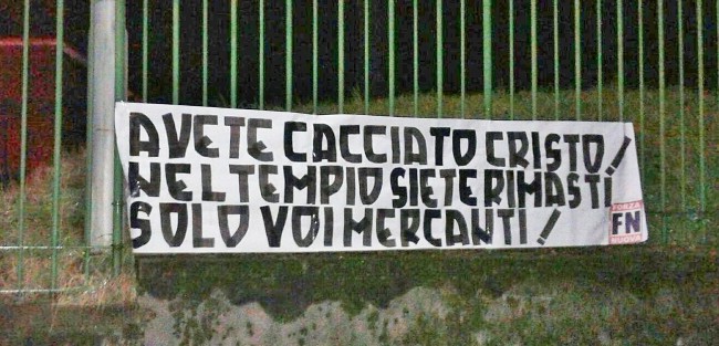 striscione De Filippi primo piano