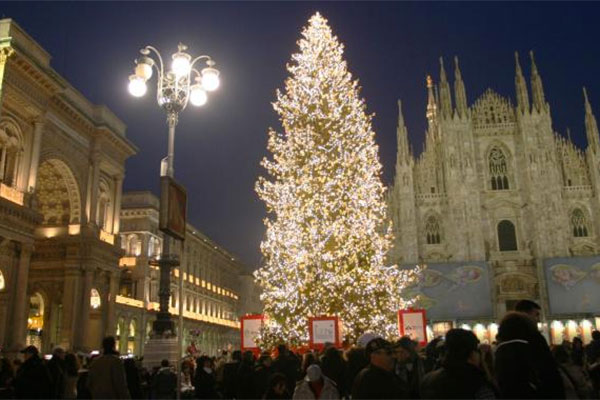 Addobbi Natalizi Milano.L Albero Natalizio Di Milano Sara Firmato Pandora Varese Polis